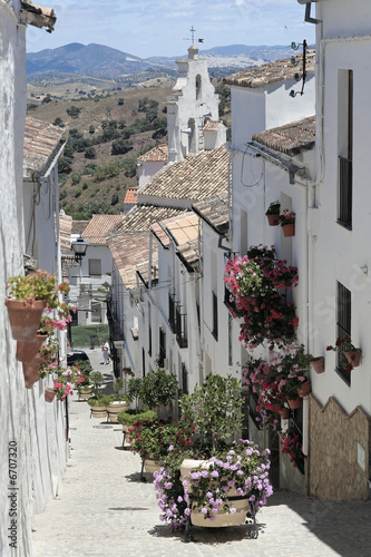 Blumenstraße in El Gastor mit Blick auf die Dorfkirche photo