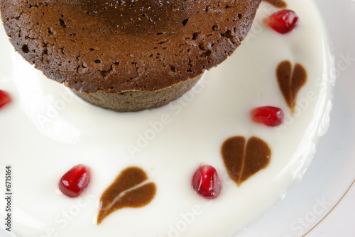 dolce al cioccolato con melagrana e yogurt