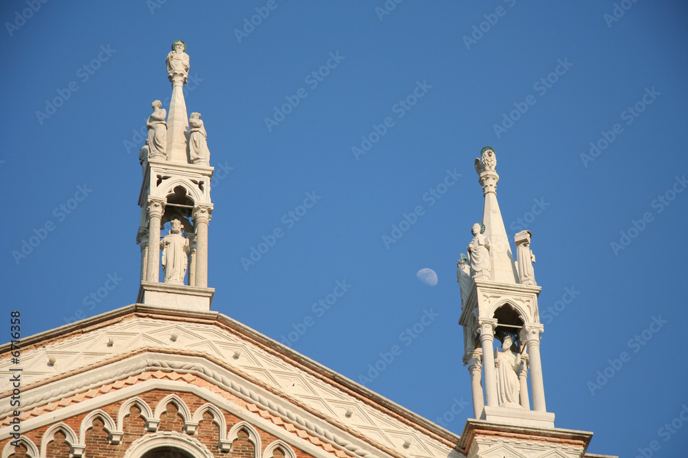 Lune et clocher à Venise