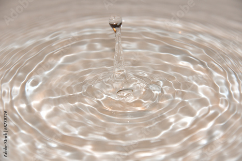 ondulations d'une goutte d'eau