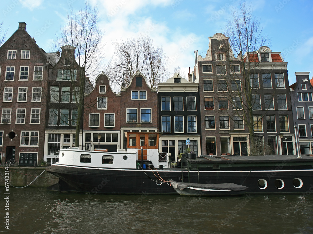 Naklejka premium The scenery along the street and canal