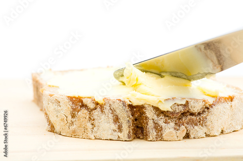 Messer beim steichen von Butter aufs Brot photo