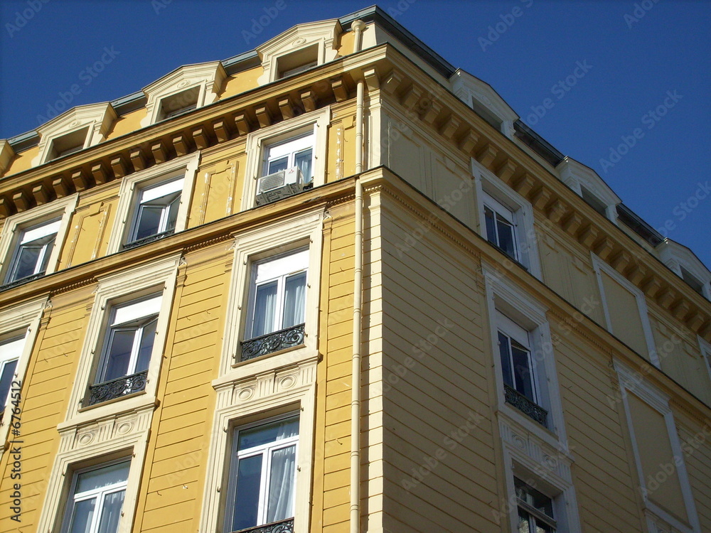 façade jaune