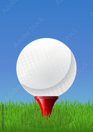 Balle de golf sur son tee