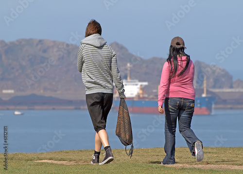 Adolescentes paseando por el césped photo