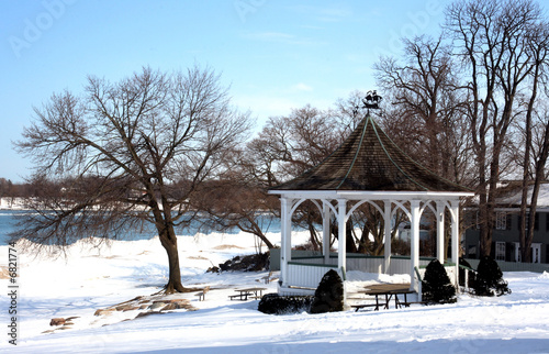 Fotografía Winter in the water side park.