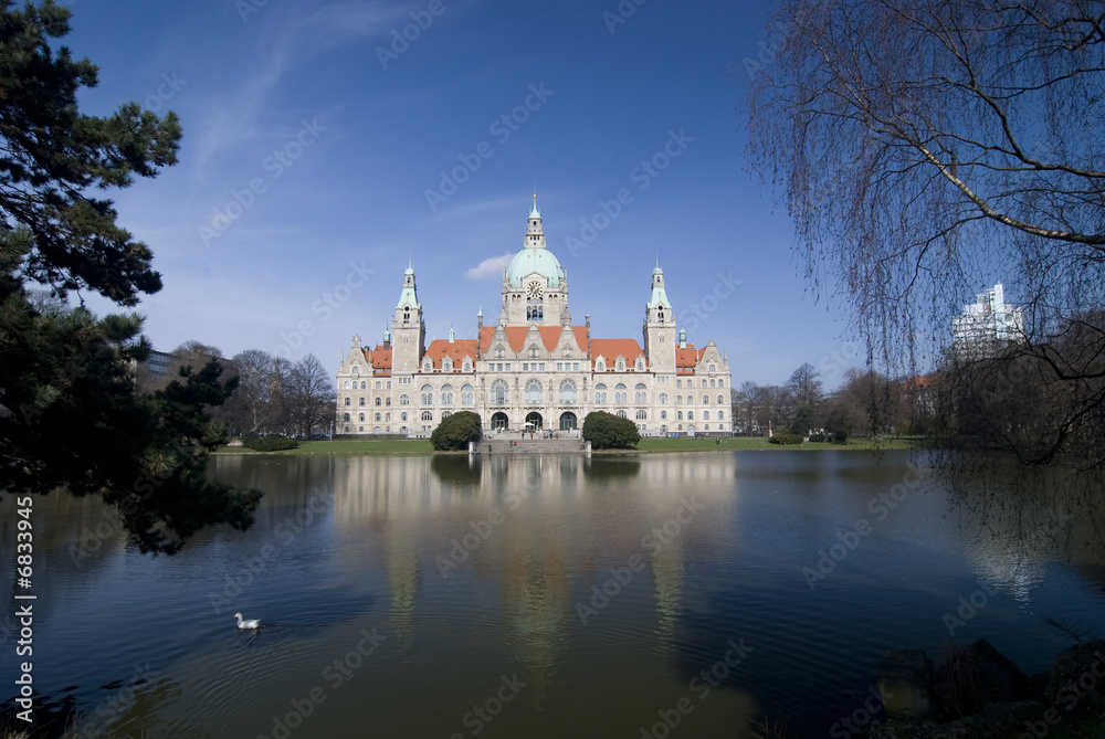 Rathaus in Hannover mit blauem Himmel
