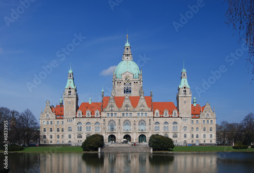 Rathaus in Hannover mit blauem Himmel