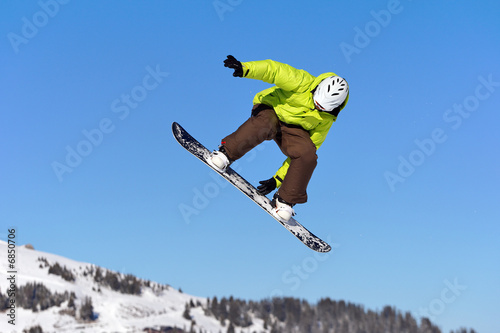 Saut snowboarder