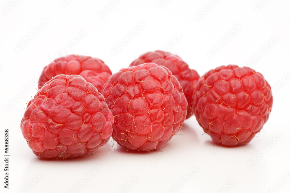 Fünf Himbeeren auf weiß Fünf Himbeeren auf weiß