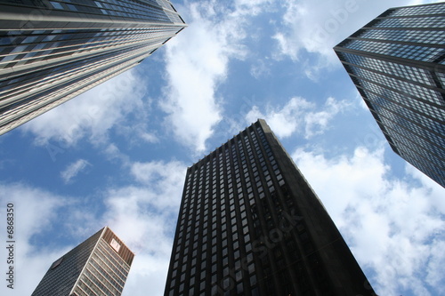 insieme di grattacieli sotto le nuvole