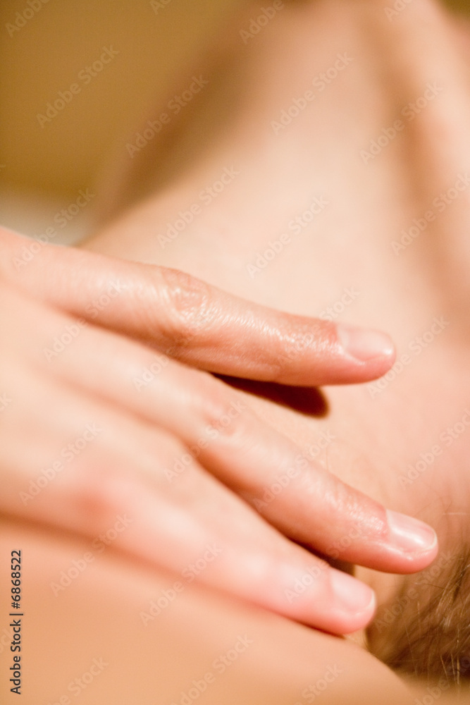 Naklejka premium Hand tastet Hals entlang