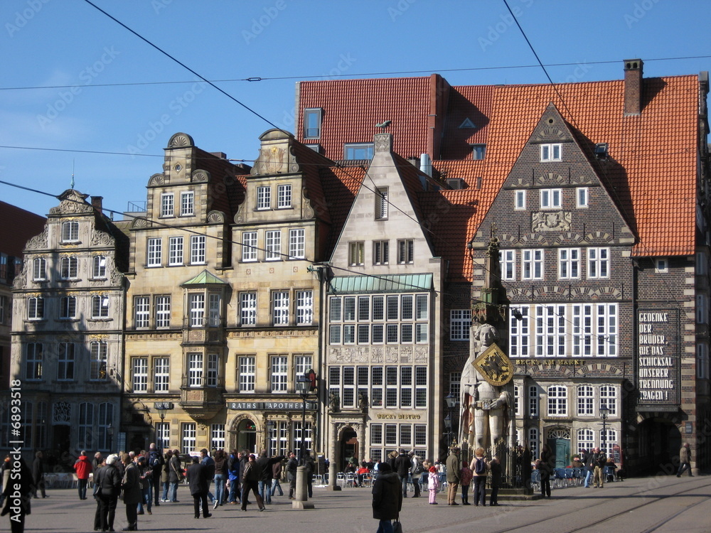 Marktplatz in Bremen mit historischen Häusern und Roland