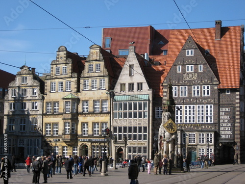 Marktplatz in Bremen mit historischen Häusern und Roland