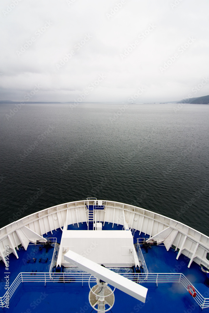 Obraz premium Cruise Ship Open Ocean