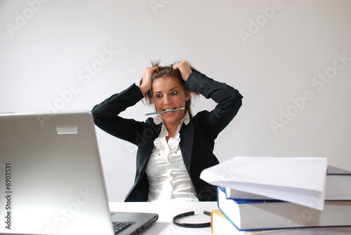 Femme se tirant les cheveux au bureau