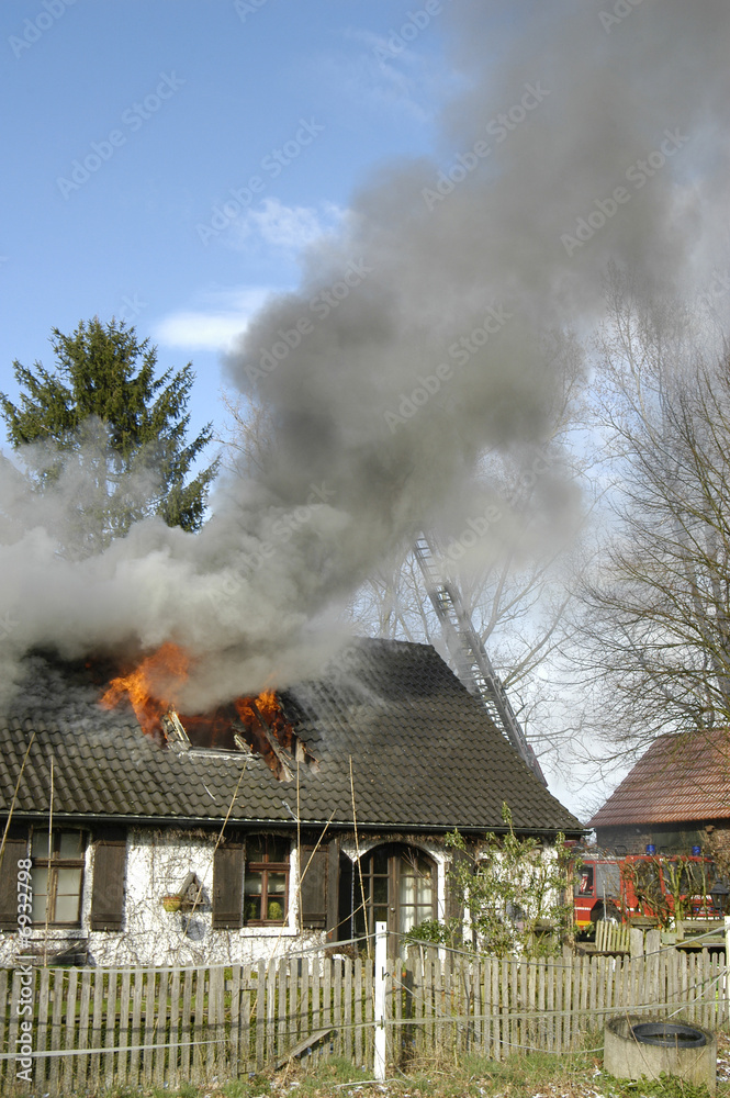 Naklejka premium Wohnhaus Brand! Flammen schlagen aus dem Dachgeschoss!