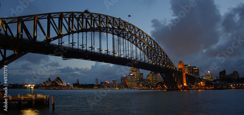 Sydney Harbour Bridge mit Skyline © fotopro