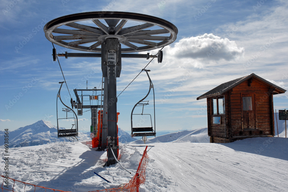 ski telesiege téléski cabane tire fesses montagne paysage ski telesiege téléski cabane tire fesses montagne paysage