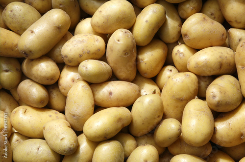 Close up of new potatoes outside a greengrocers. Fototapet