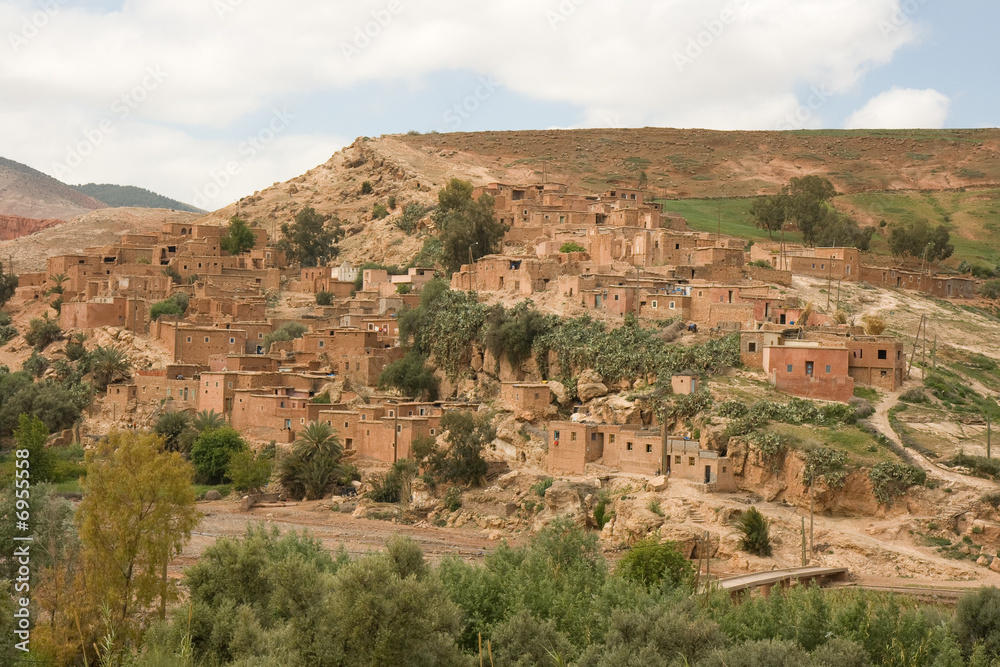 Un village berbère marocain dans un paysage aride