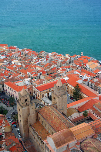 Blick auf die Küstenstadt Cefalu, Sizilien photo