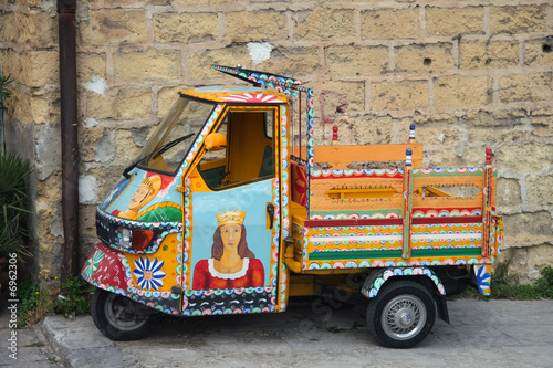 Traditionell bemaltes Piaggio-Dreirad in Palermo, Sizilien