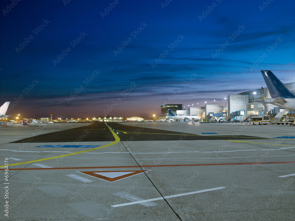 Fototapeta premium Nächtliches Flugfeld