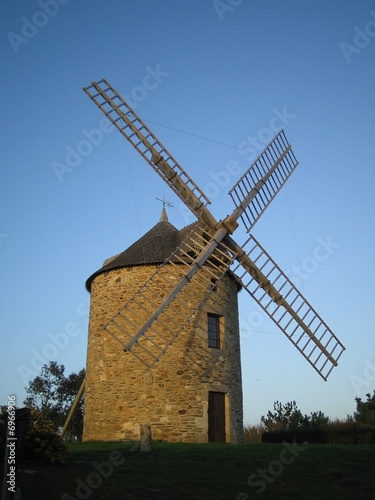 moulin à vent en bretagne