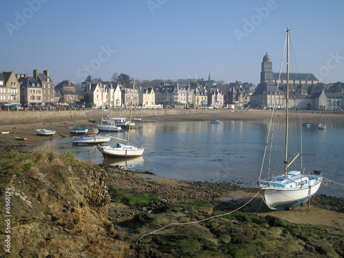 bateaux sur la plage saint malo