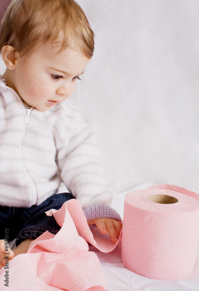 bébé hygiène toilette papier rouleau wc enfant pot Stock Photo | Adobe Stock