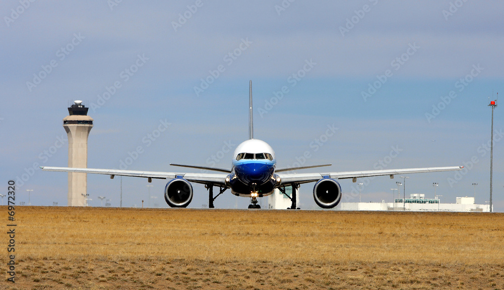 Obraz premium Head on plane on runway