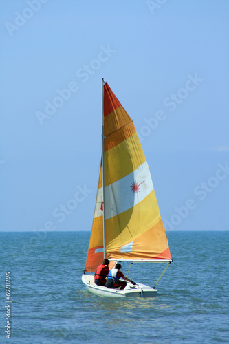 barca con vela gialla e arancione 2