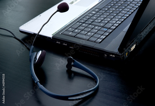 Laptop computer and headphone with microphone