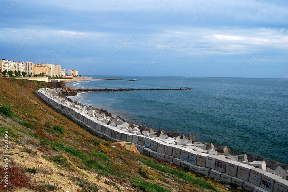 Piedras en acantilado, costa de Cádiz
