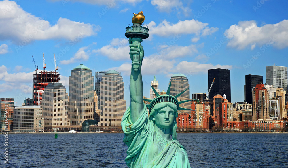 Fototapeta premium The Statue of Liberty and Manhattan Skyline