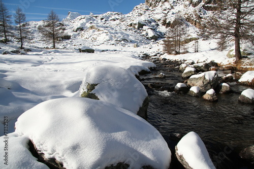 Ruisseau et neige photo