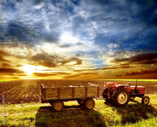 traktor-przed-zmrokiem