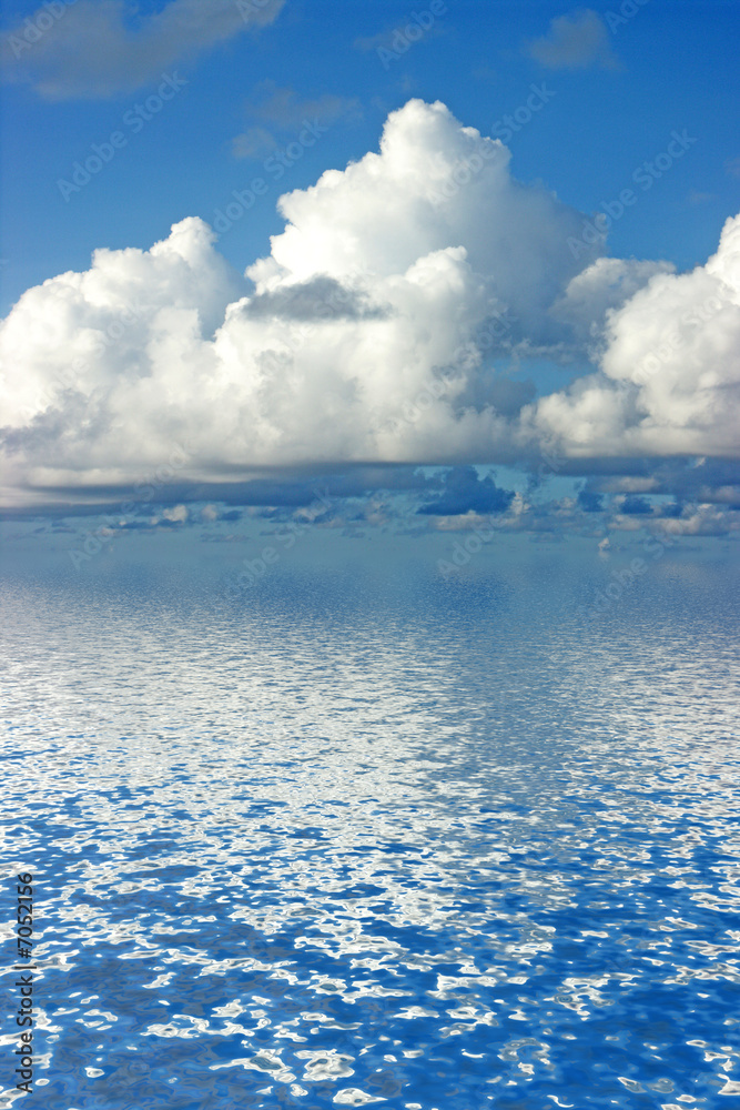 Obraz premium nuages au dessus de la mer