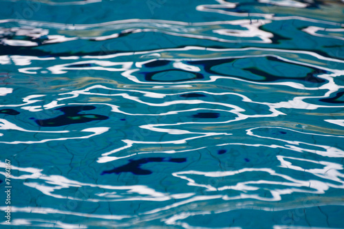 piscine eau bleu ondulation reflet surface natation nager