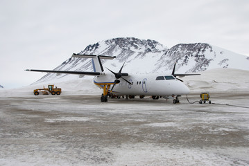 Papier peint photo Arctique Avion Dash8 sur piste enneigée  © Anouk Stricher