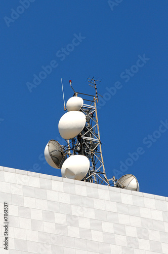 ripetitore radio su edificio marmoreo