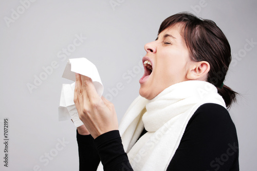 frau niesen schnupfen erkältung allergie grippe photo