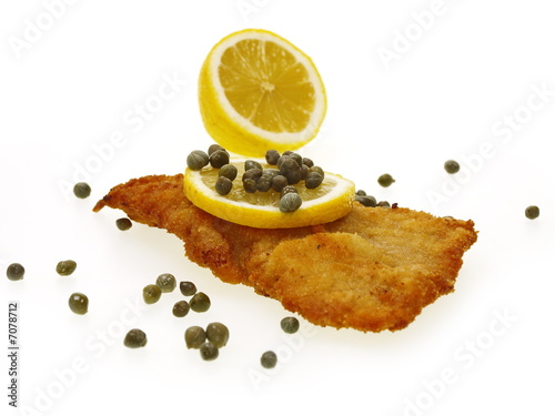 knuspriger goldener schnitzel aus kalbfleisch photo