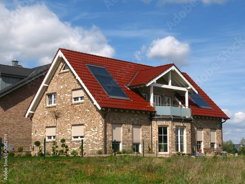 Wallpaper Mural Wohnhaus mit Solarzellen Torontodigital.ca