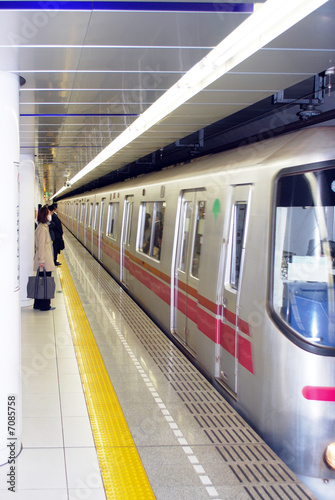 tokyo subway station