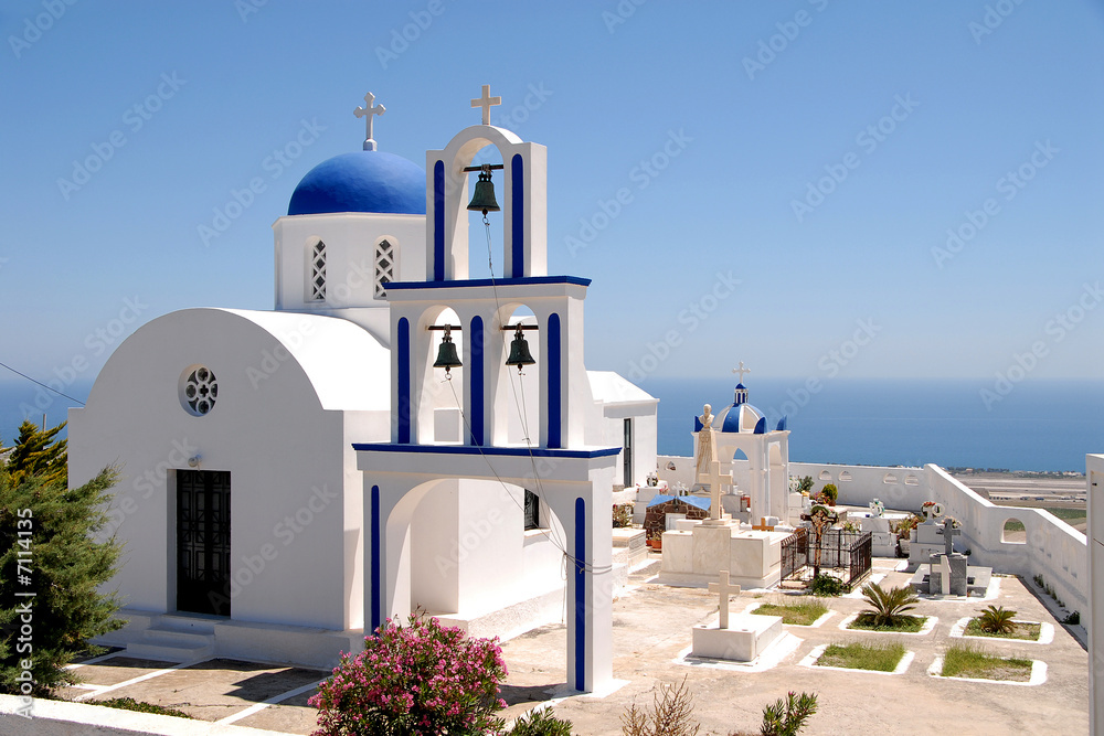 Fototapeta Kirche in Oia Santorin Griechenland mit Friedhof