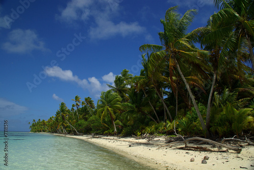 Plage de sable blanc a Tahiti