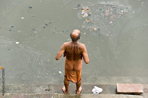 Obraz na płótnie A Men washing on the ganges, Varanasi (Benares) w salonie