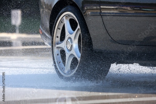 Tableau sur toile aquaplaning 1 roue